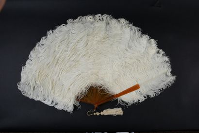 null Plumes d'autruches, vers 1890-1900
Grand éventail en plumes d'autruches blanches.
Monture...