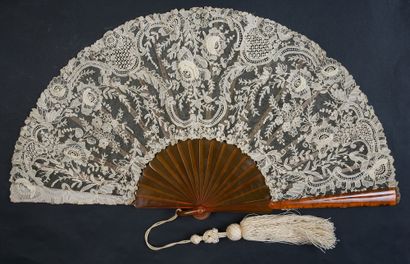 Rose stitch, circa 1900
Folded fan, the leaf...