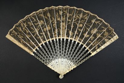 null Braided basket and flowers, circa 1770-1780
Rare folded fan, the leaf in lace,...