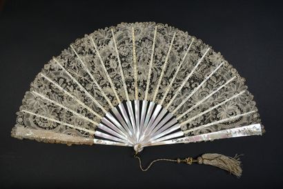 null Profusion florale, vers 1890-1900
Éventail plié, la feuille en dentelle aux...