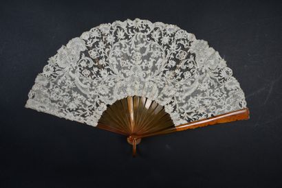 null Delicate volutes, circa 1900
Small folded fan, the leaf in bobbin lace decorated...