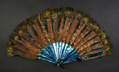 null Plumes de paon, vers 1900-1920
Éventail en plumes de dos et ocelles de paon.
Monture...