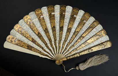 null Ivory and gold, China, mid-19th century Broken-type fan composed of alternating...