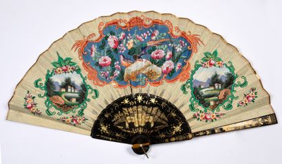  Scène de cour, Chine, XIXe siècle Grand éventail, la feuille double en papier peint...