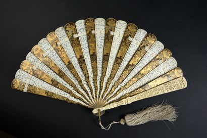null Ivory and gold, China, mid-19th century Broken-type fan composed of alternating...