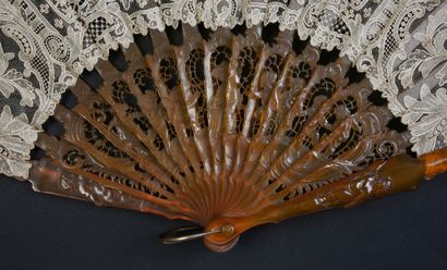 null Farandole d'amours, circa 1890
Folded fan, the leaf in fine needle lace, gauze...