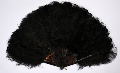null Éventail à la montre, vers 1890
Éventail bijou, en plumes d'autruches noires.
Monture...