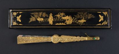  Filigrane doré, Chine, XIXe siècle Éventail plié, la feuille double en papier peint...