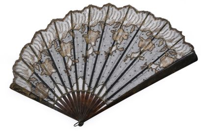 null Gold fishnet, circa 1920-1930
Large folded fan, asymmetrical, the leaf in black...