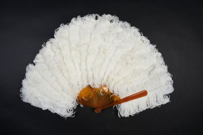 null Autruches blanches, vers 1880
Éventail en plumes d'autruches blanches et duvet,...