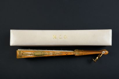 null Chevrons dorés, vers 1910
Éventail plié, la feuille en soie couleur ivoire brodée...