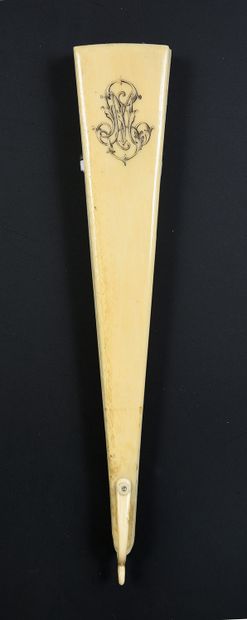null Initiales, vers 1880-1890
Éventail de type brisé en ivoire*. Monogramme gravé...