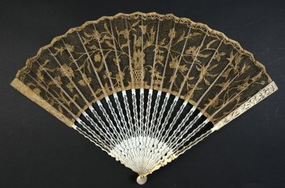 null Panier tressé et fleurs, vers 1770-1780
Rare éventail plié, la feuille en dentelle,...