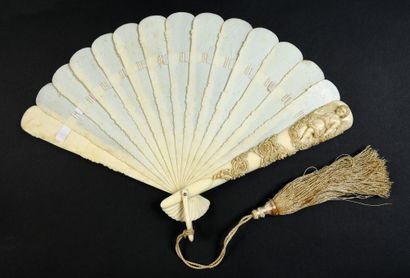 null Turning bouquet, circa 1890
Broken ivory fan** presenting a closed carved garland...
