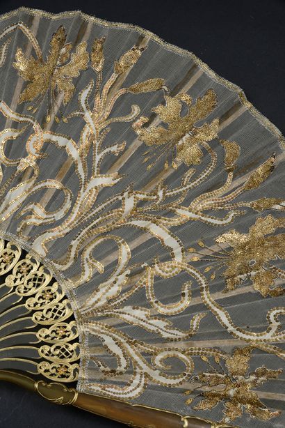 null Fleurs d'or, circa 1900
Folded fan, balloon shape, the leaf in tulle and silk...