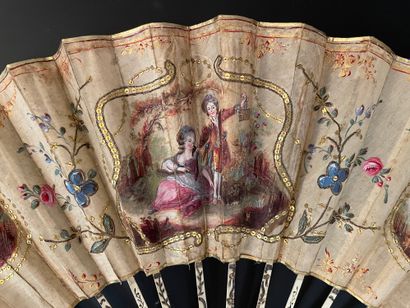 null Jeune couple, vers 1780
Éventail plié, la feuille double en soie peinte d'un...