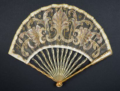 null Art nouveau, circa 1900
Fan, balloon shape, the leaf in metallic gilded tulle...