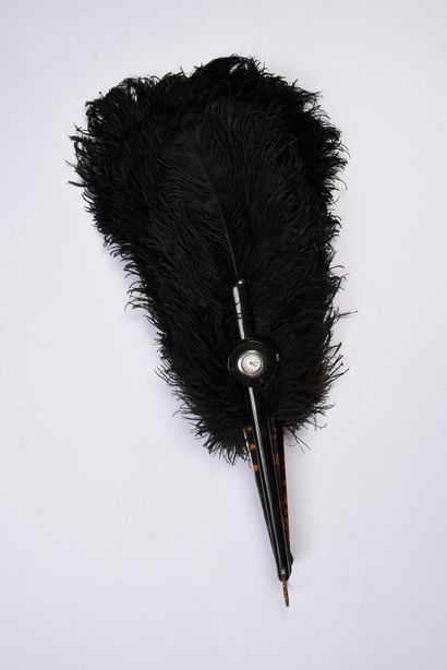 null Éventail à la montre, vers 1890
Éventail bijou, en plumes d'autruches noires.
Monture...
