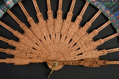 null Sandalwood carved telescopic fan, China, circa 1850
Folded fan, with a system...