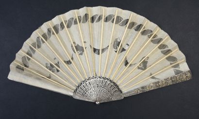 null Silver filigree, circa 1910
Folded fan, the silk leaf, sewn with silver sequins...