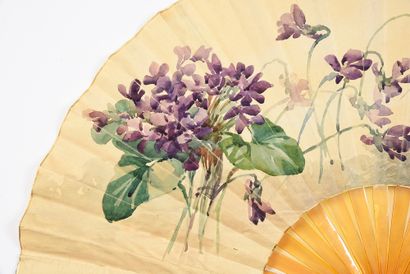 null Louise Abbéma,Bouquet de violettes, vers 1900
Éventail plié, la feuille en peau...