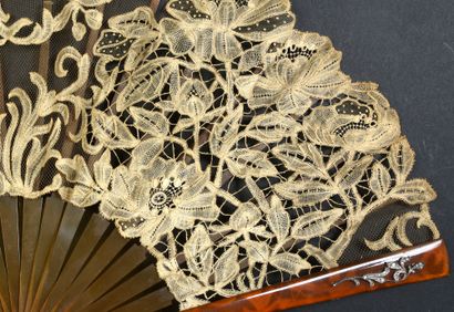 null Un peu, beaucoup, à la folie, circa 1900
Folded fan, the leaf in bobbin lace...
