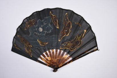 null Papillons de nuit, vers 1900
Original éventail plié, de forme ballon, la feuille...