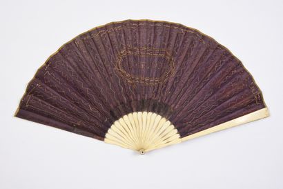 null Souvenir, vers 1790-1800
Éventail plié, la feuille en soie violette, couleur...