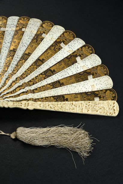 null Ivory and gold, China, mid-19th century Broken-type fan composed of alternating...