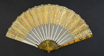 null Soleil d'or, circa 1800-1810
Folded fan, the leaf in gauze embroidered with...