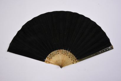 null Exoticism, circa 1820
Black silk gauze fan embroidered with a rich composition...