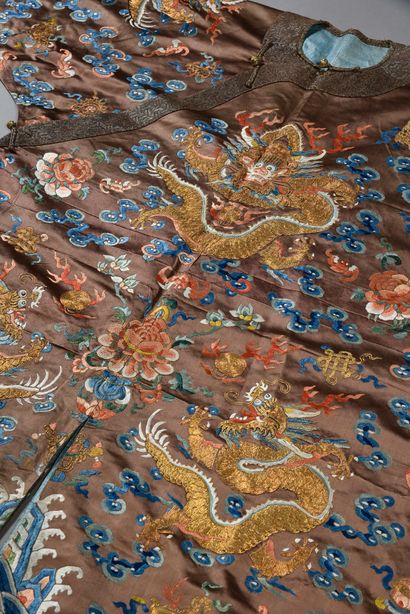  Robe d'homme aux dix dragons, Chine, seconde moitié du XIXe siècle, robe en satin...