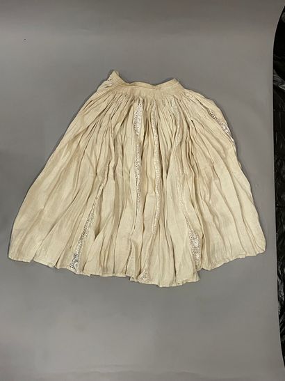 null Partie de la garde-robe d'une élégante, fin du XIXe siècle, sept jupons de soie...