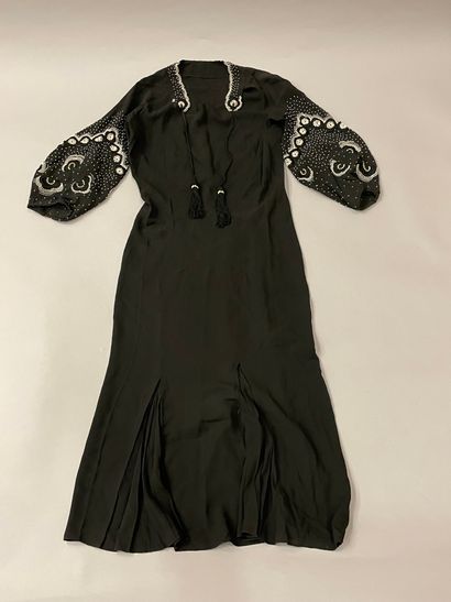 null Robe vers 1930, robe en crêpe de soie noir brodé de fleurettes en perles blanches...