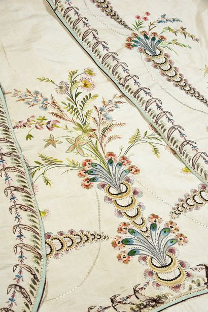  Parties d'une somptueuse robe de Cour brodée, vers 1785, partie du jupon démonté...