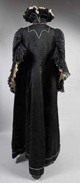 null Elegant coat, circa 1890-1900, black silk satin long coat effect embroidered...