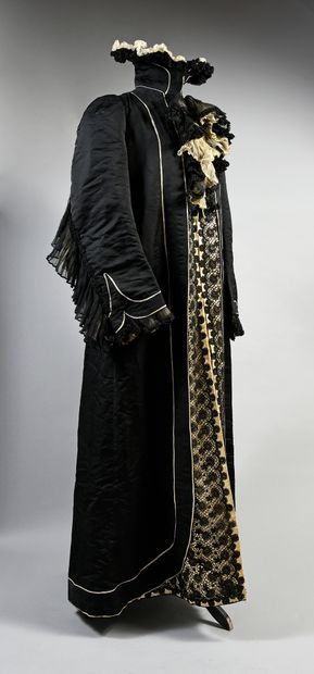 null Elegant coat, circa 1890-1900, black silk satin long coat effect embroidered...