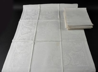  Suite de dix-huit serviettes de table en damas de lin, Second Empire, foisonnant...