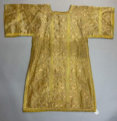 null Pair of dalmatic, late 19th century, in gold cloth with gothic design of cruciform...