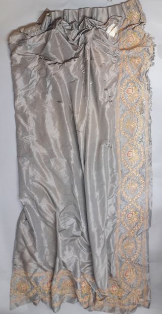 null Rideau brodé style Louis XVI, vers 1900, taffetas de soie gris agrémenté d'une...