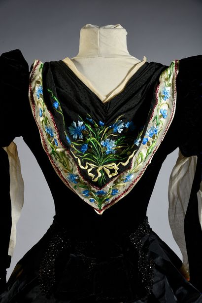  Robe du soir pour un bal travesti griffée Worth, vers 1880, ensemble inspiré des...