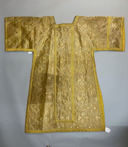  Paire de dalmatiques, fin du XIXe siècle, en drap d'or à dessin gothique de fleurons...