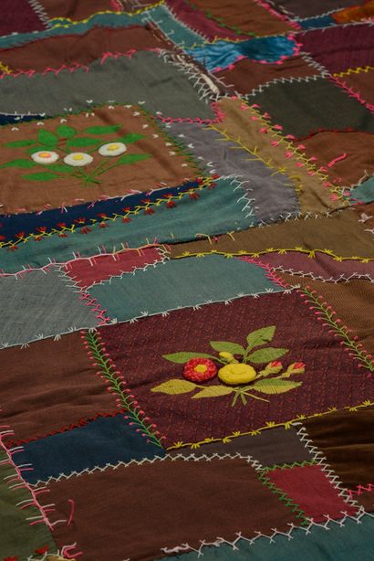  Crazy quilt, vers 1920-1930, laine et coton, l'endroit composé d'un patchwork de...