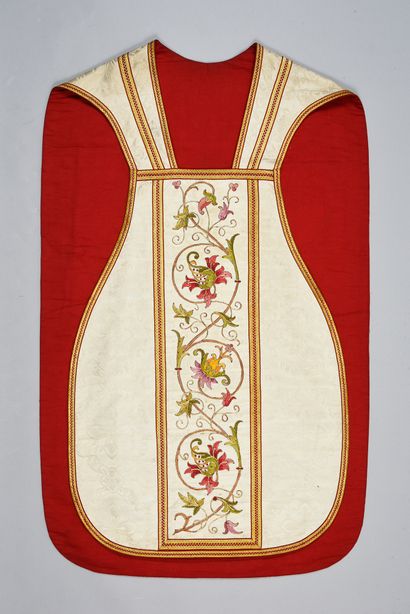  Chasuble au Sacré-Cœur, vers 1900-1910, damas gothique crème aux fleurons cruciformes,...