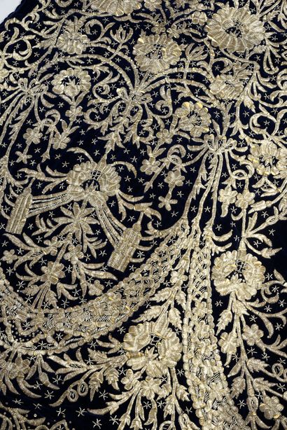  Caftan de mariage, Turquie, fin du XIXe siècle, velours de coton bleu nuit aux opulentes...