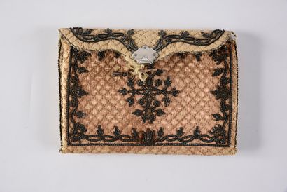  Pochette brodée, époque Louis XV, taffetas rose matelassé et piqué en petits carrés...