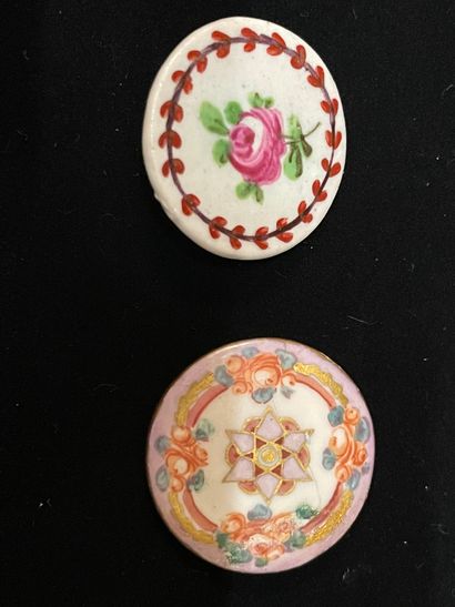 null Cinq boutons d'habit, fin du XVIIIe siècle, deux en porcelaine à décor floral...