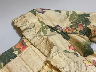  Rare robe de cour dans une soie peinte de la Chine, époque Louis XV, vers 1760,...