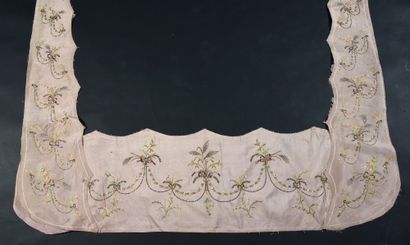  Eléments de trois robes de cour démontées, fin du XVIIIe siècle, falbalas agrémentés...
