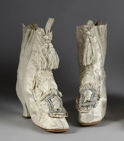  Paire de souliers de dame, vers 1880, bottines en satin de soie crème à talons bobines...
